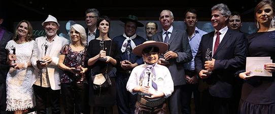 Caio Vianna recebe Troféu Guri durante a 40ª Expointer