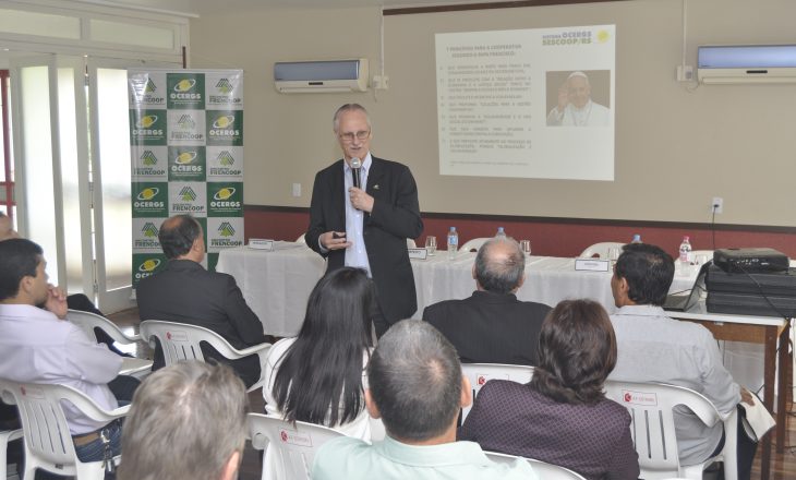 Presidente do Sistema Ocergs-Sescoop/RS, Vergilio Perius, palestrou durante o Seminário das Frencoops Municipais em São Sepé
