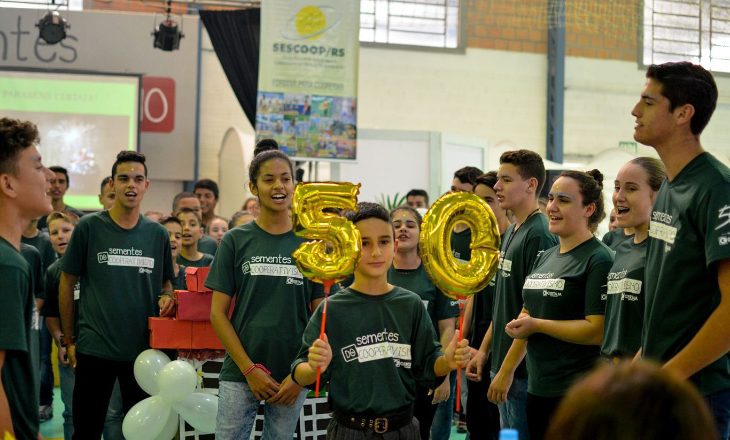 Desafio cultural sobre cooperativismo une estudantes em Taquari