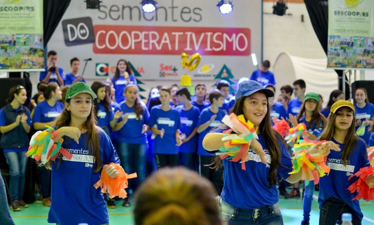 Desafio cultural sobre cooperativismo une estudantes em Taquari