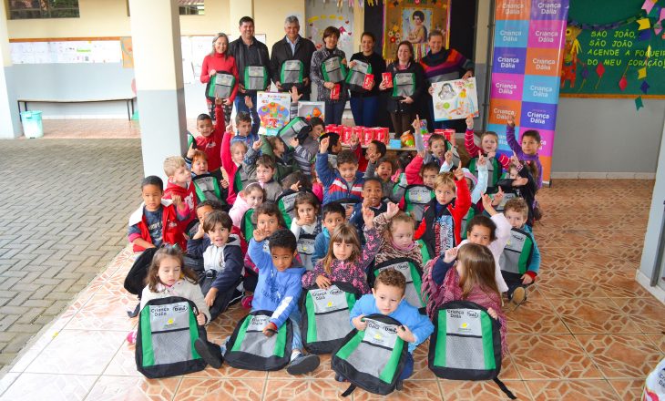Escolas de Arroio do Meio recebem doações do Programa Criança Dália