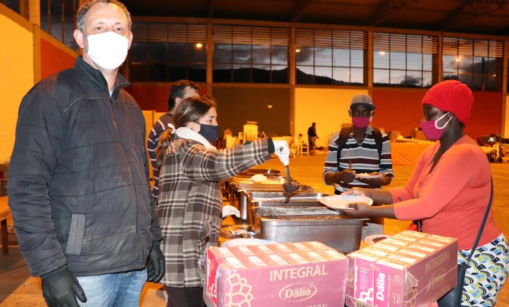 Dália doa refeição e leite a famílias desabrigadas