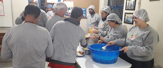 Instituto Unicred RS serve jantar para albergados do Dias da Cruz durante o Dia C