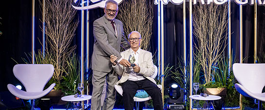 Presidente da Coprel Energia recebe o troféu Padre Theodor Amstad