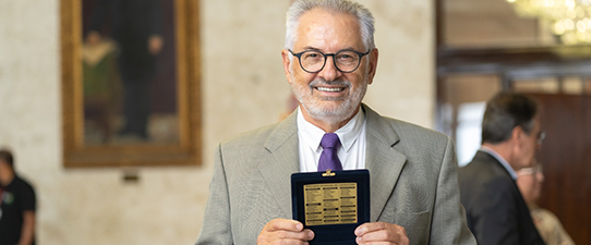 Presidente do Sistema Ocergs, Darci Hartmann recebe a medalha da 56ª Legislatura da Assembleia Legislativa